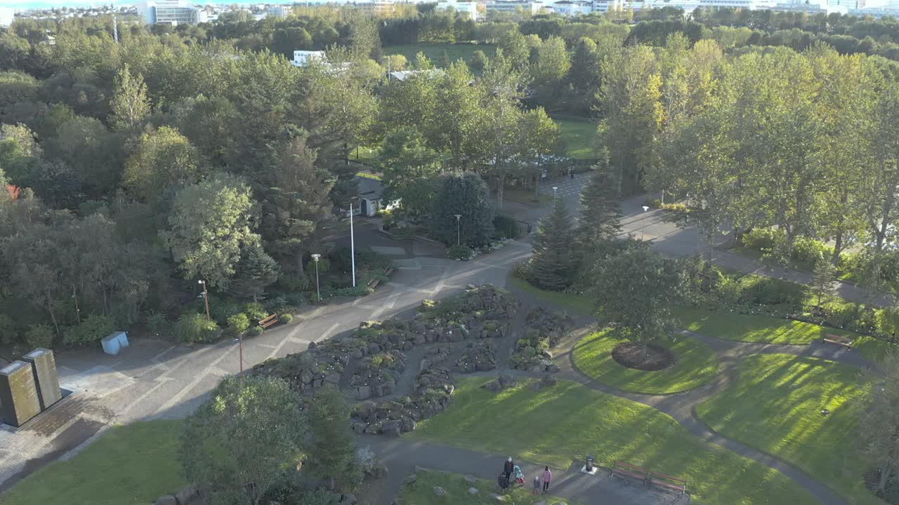 entrada al jardín botánico de reykjavik con hermosa luz solar de hora dorada