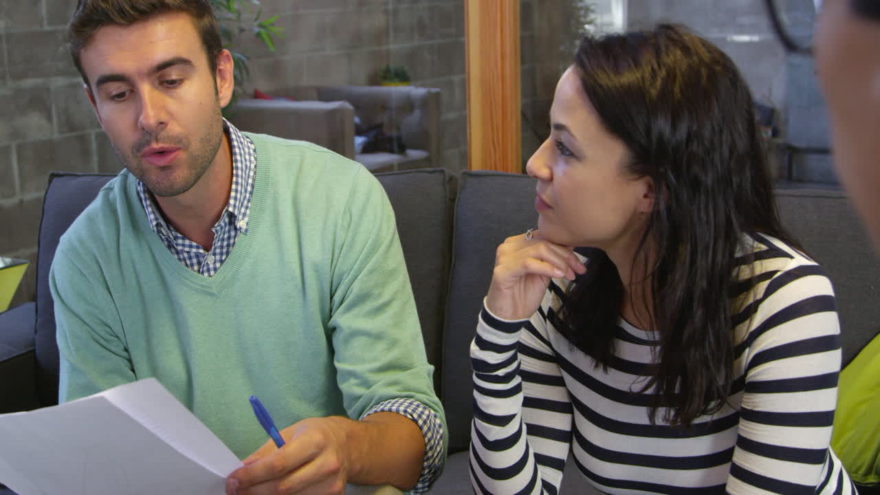 tres diseñadores teniendo una reunión en la oficina filmada en r3d