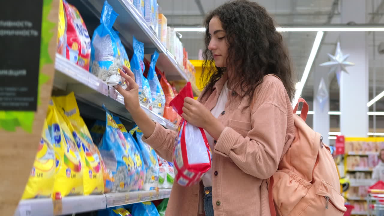 mujer comprando comestibles