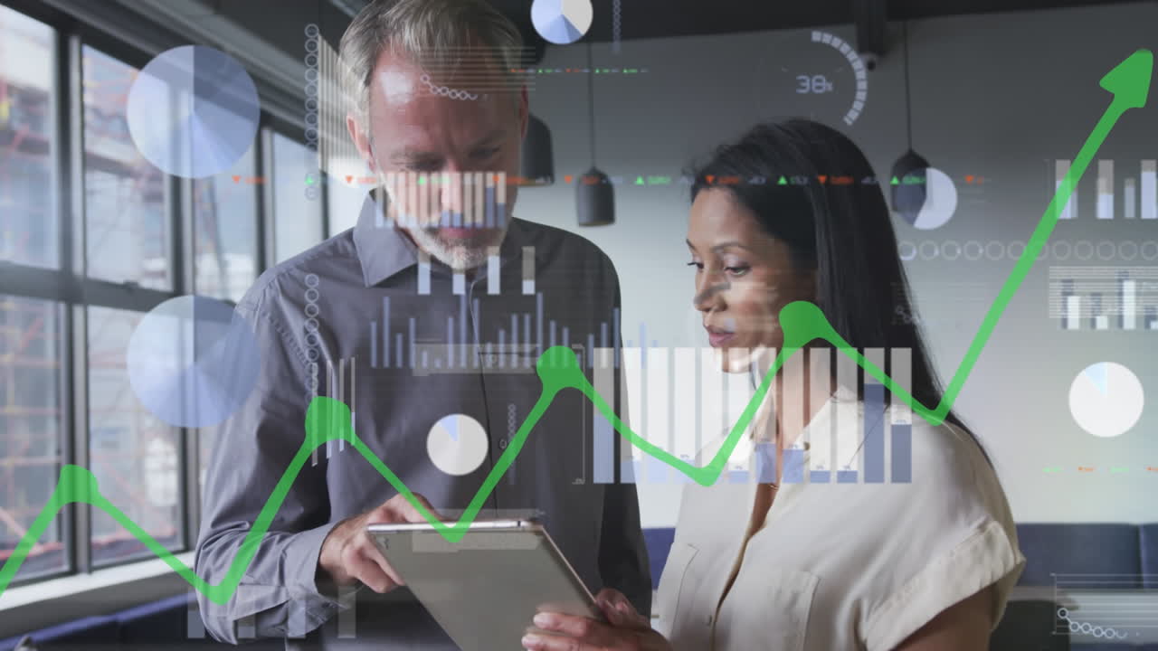 animación de gráficos y datos sobre diversos compañeros de trabajo utilizando tableta