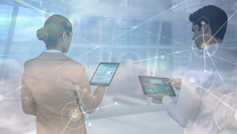 animación de dos personas usando tabletas digitales a través de una red de conexiones