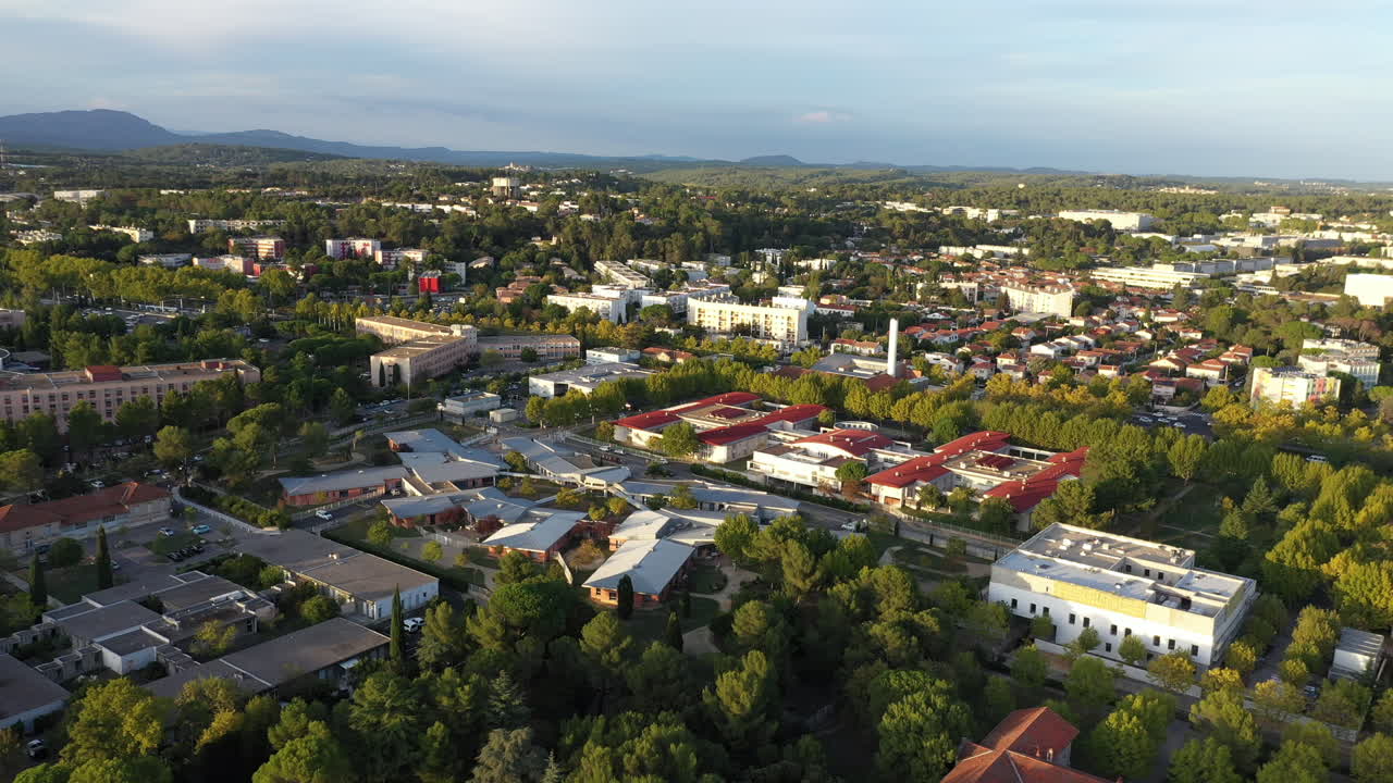 universidad de montpellier barrio de saint eloi vista aérea del atardecer árbol verde