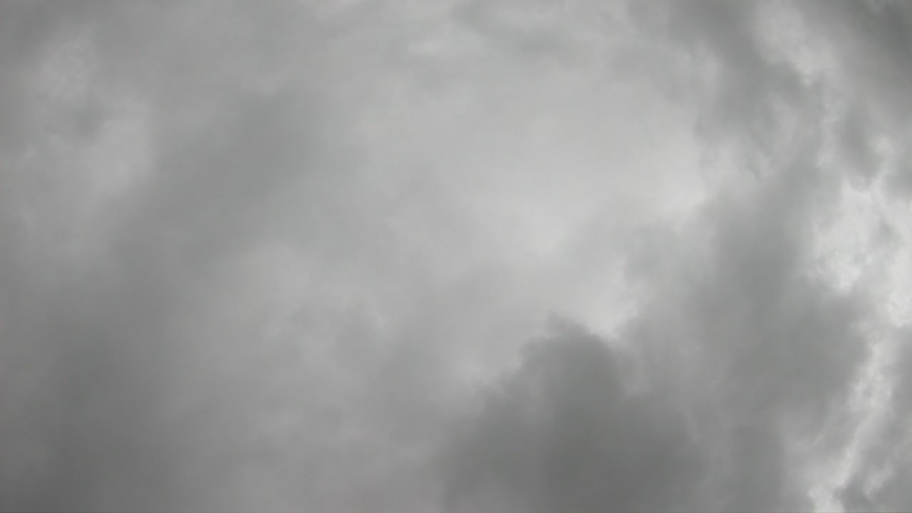 지나가는 검은 구름, 머리 위의 몬순 구름