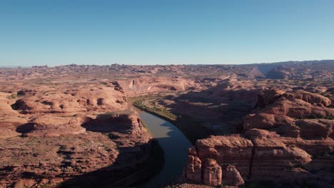 imagen de un avión no tripulado revelando el río colorado fuera del parque nacional arches, utah