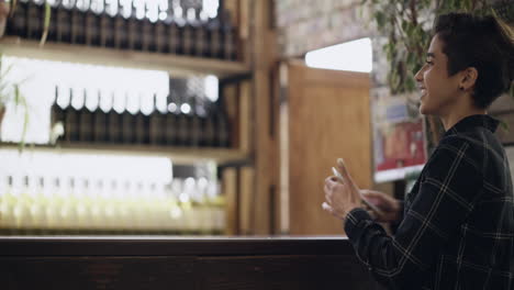 personas disfrutando de bebidas en un bar