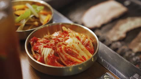 스테인리스 그릇에 김치를 담아 삼겹살 반찬으로
