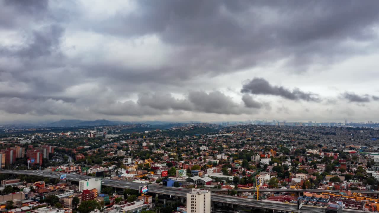 lapso de tiempo, nubes de tormenta en el paisaje de la ciudad de méxico con tráfico, hiperlapso aéreo