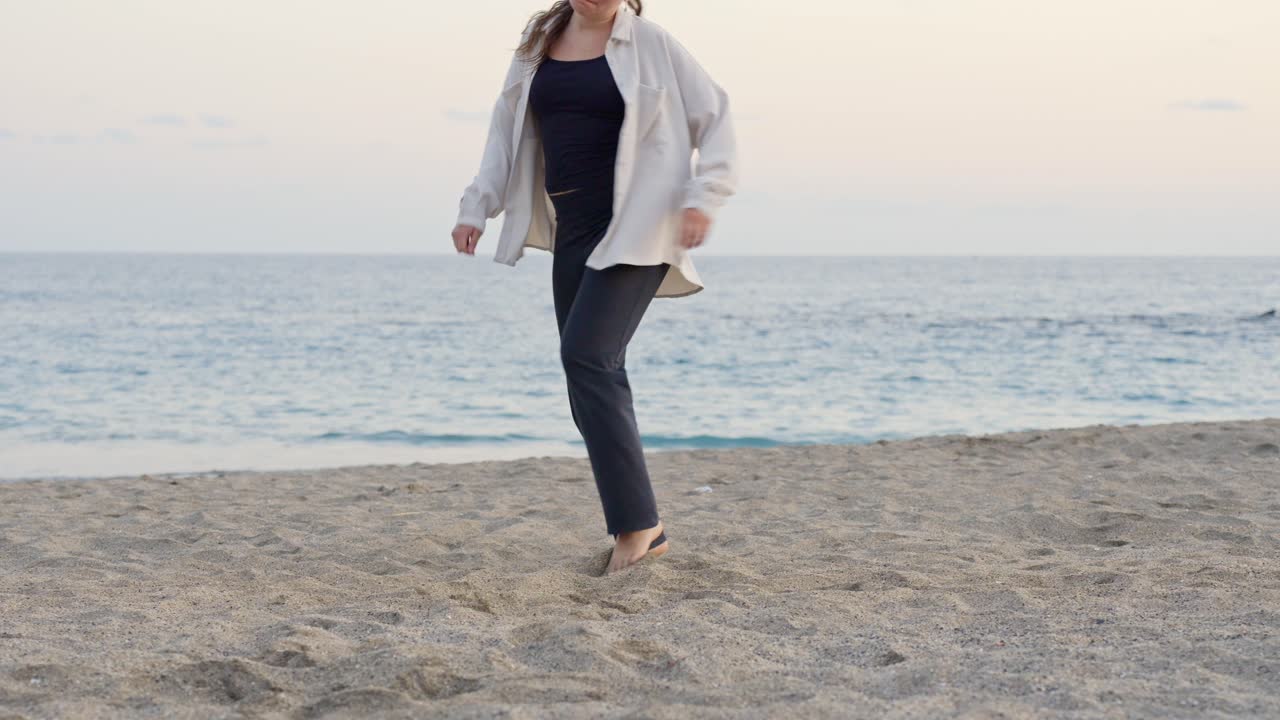 모래 해변에서 춤추는 아름다운 여성, 정적 시각