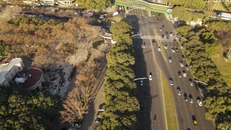 Ajetreada-Y-Rápida-Vida-Urbana-De-La-Ciudad-Metropolitana-Durante-Las-Horas-De-Trabajo-De-La-Mañana