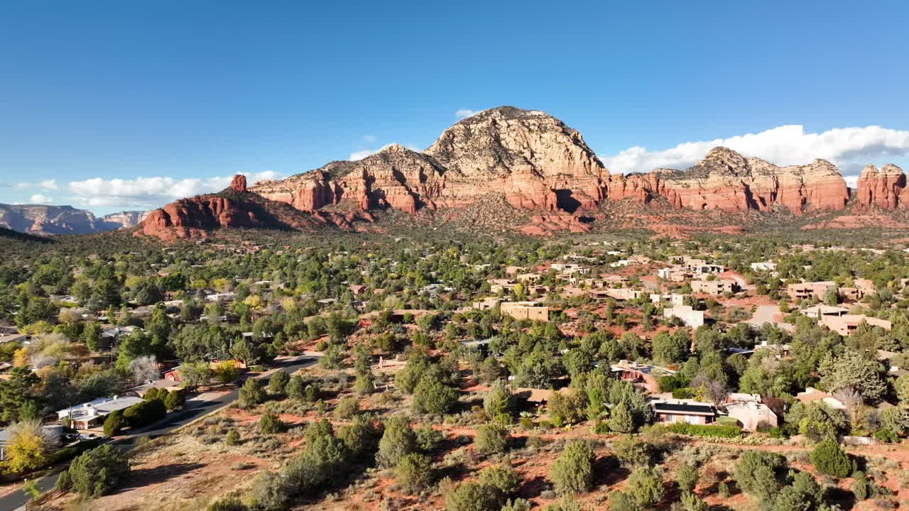 애리조나 세도나에 있는 산과 집의 영화 드론 샷