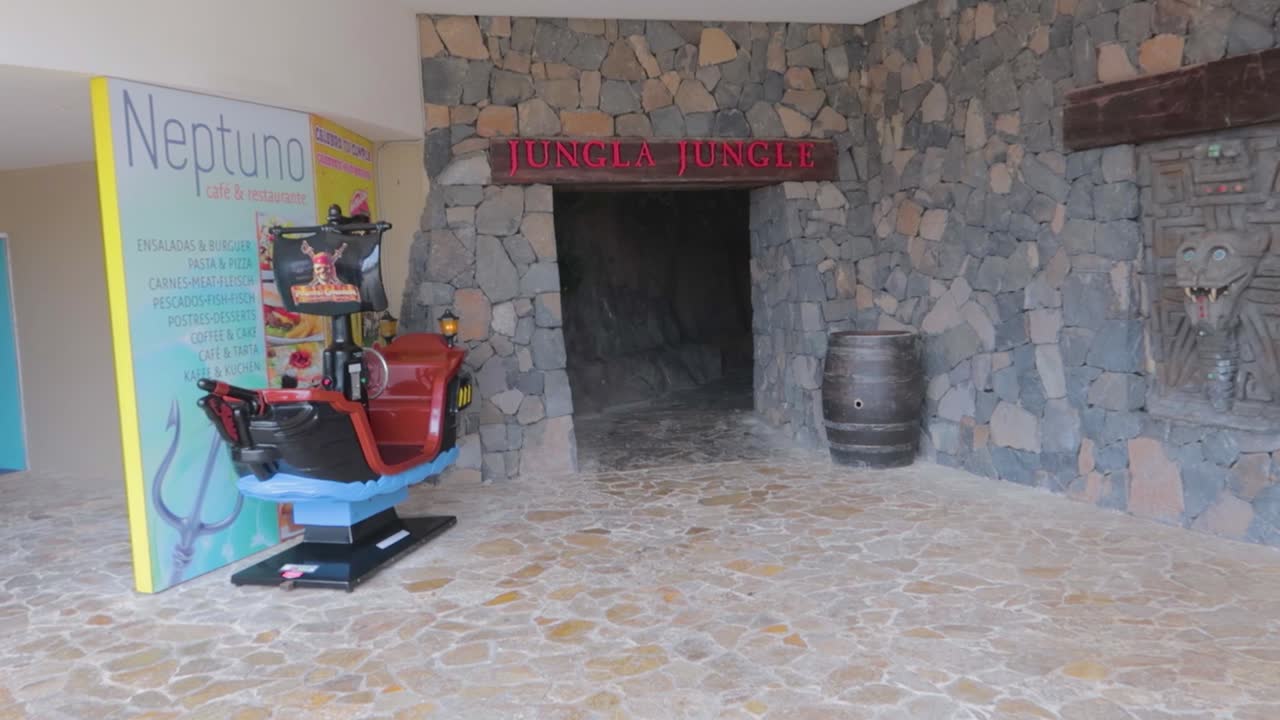 una vista de la entrada de piedra de jungle park palma, mallorca españa-1