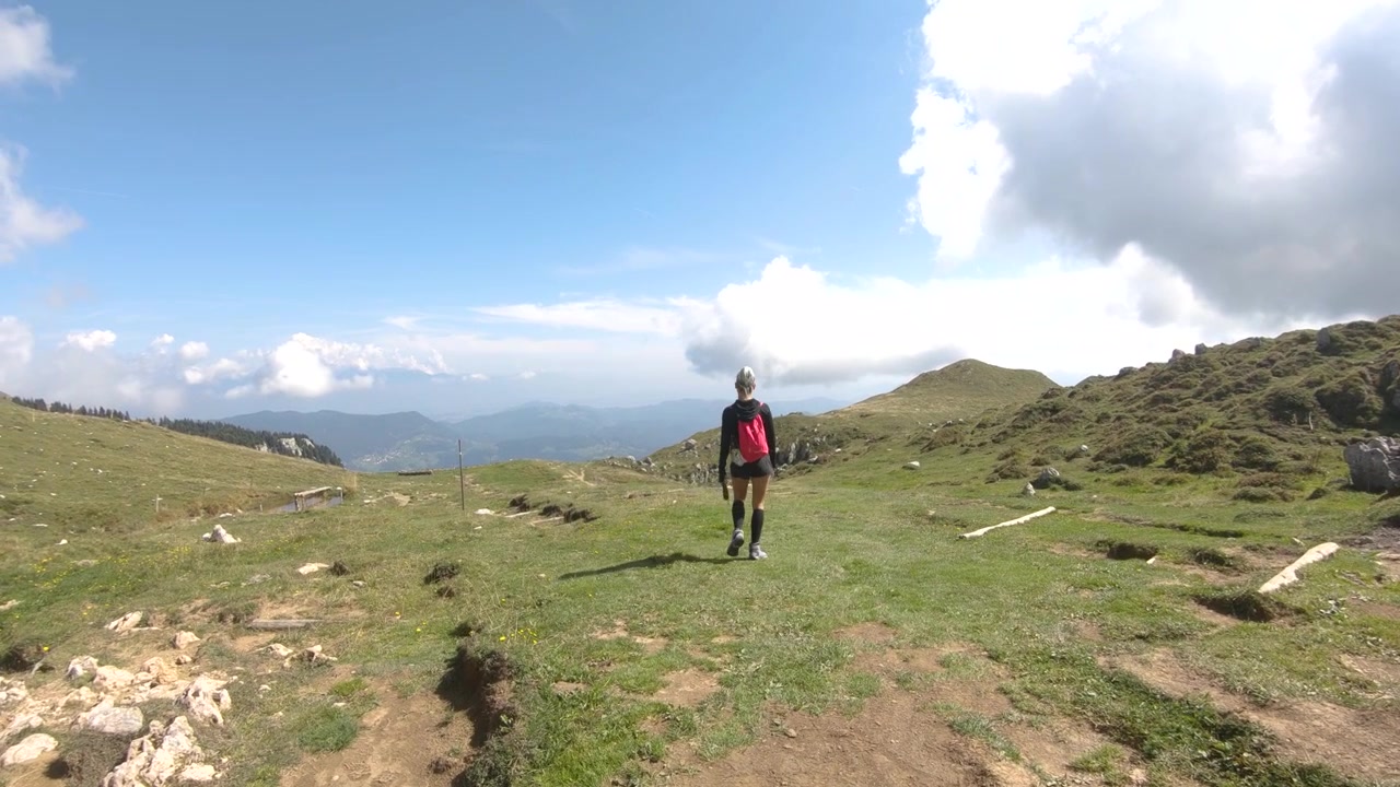 4K Slow motion: giovane donna attraente scende dal monte Ratitovec, Slovenia