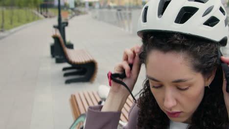 Mujer-Joven-Con-Ropa-Formal-Sentada-En-Un-Banco-Y-Usando-Un-Casco-De-Bicicleta