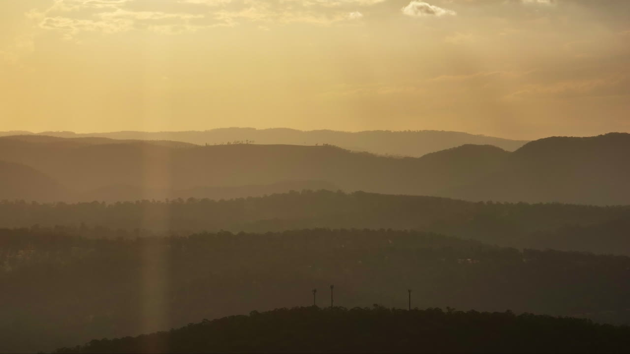 밝은 계층 롤링 힐 풍경 해가 지는 실루 ⁇ , 4k 드론 오스트레일리아 시골