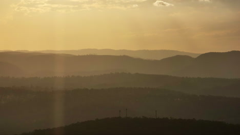 Silueta-De-Paisaje-De-Colina-Ondulante-En-Capas-Brillantes-Al-Atardecer,-Campo-De-4k-Drone-Australia