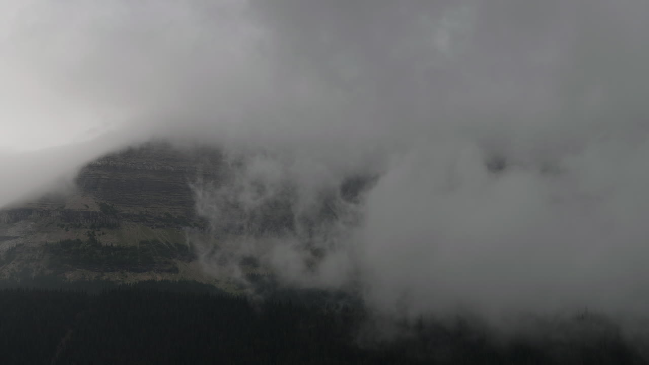 Montanha enevoada de Montana nas nuvens, evoca mistério e tranquilidade