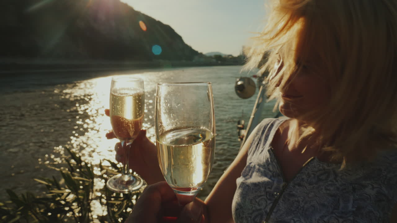 chocar copas en un barco de recreo