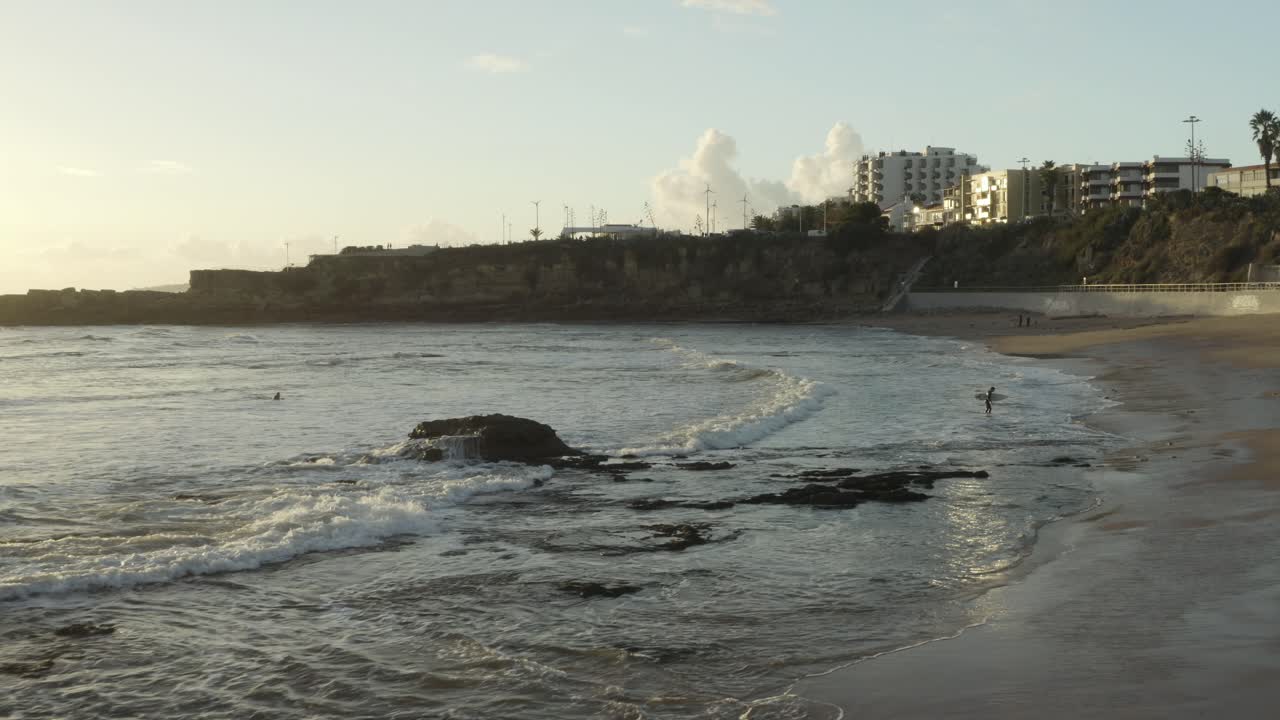 imágenes de 4k - final del día del surfista en s