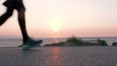 en la playa persona corriendo por la mañana al amanecer