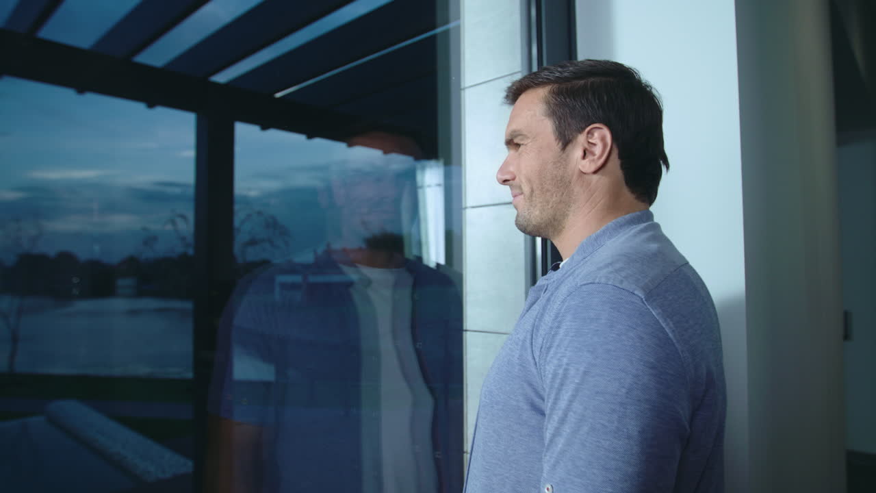 hombre relajado mirando la puesta de sol. hombre tranquilo meditando en la vista de la noche.