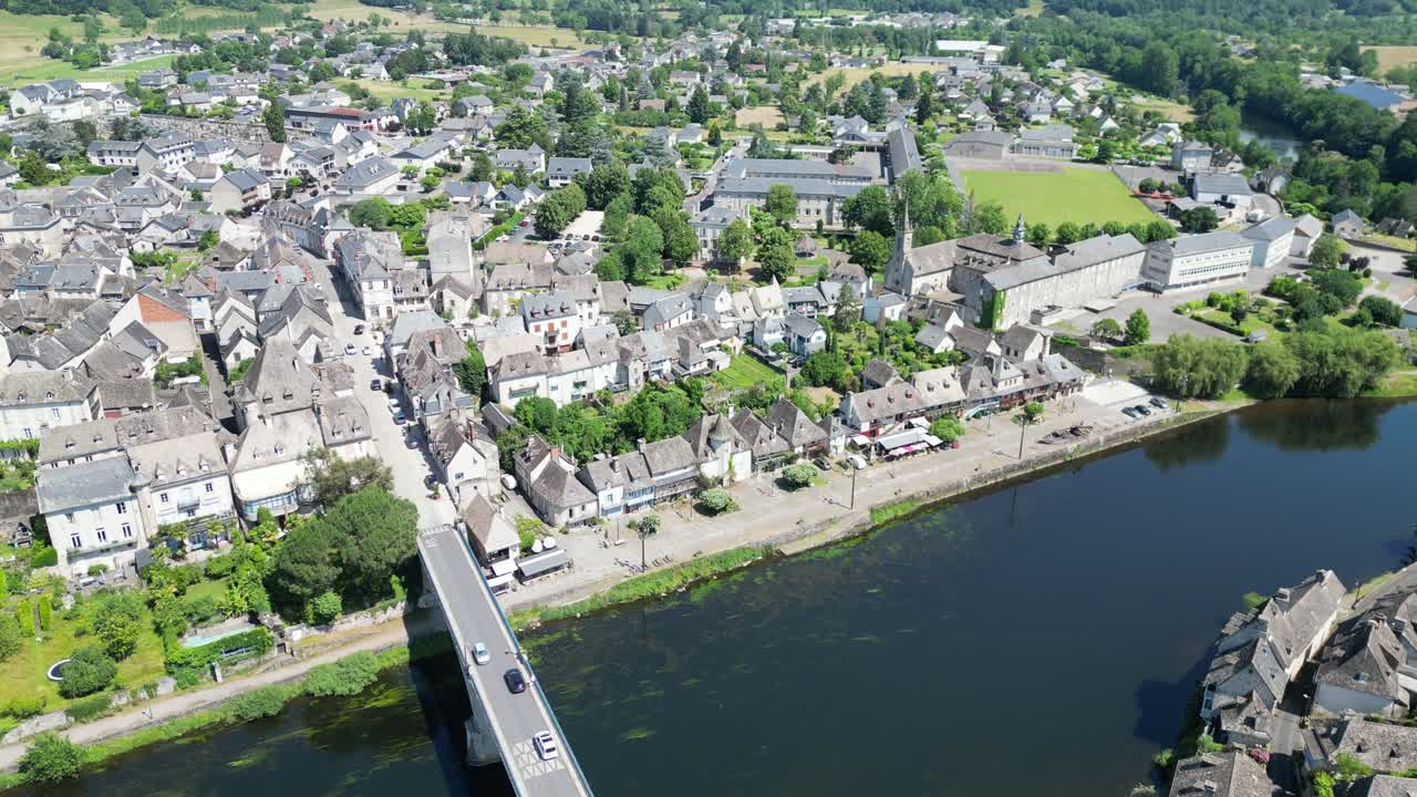 Ripresa aerea in ascesa con drone, Argentat-sur-Dordogne, Francia.