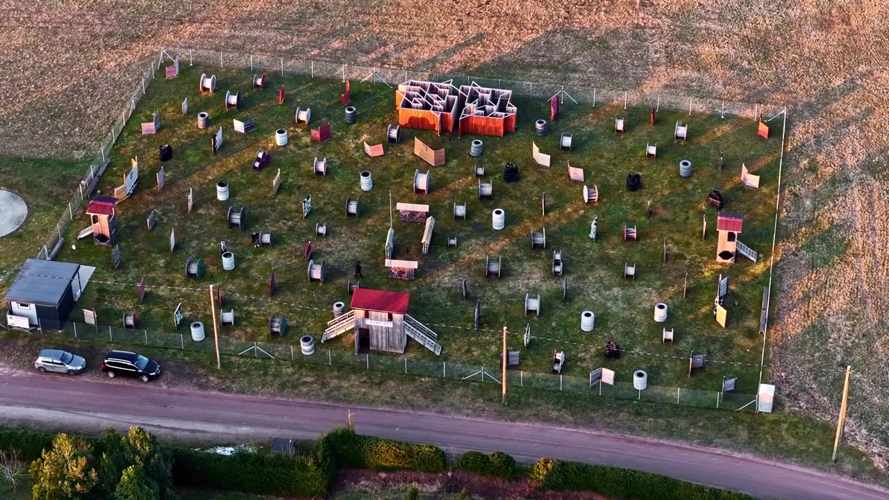 Campo da paintball preparato per il gioco, con numerosi bersagli e ostacoli per la strategia.