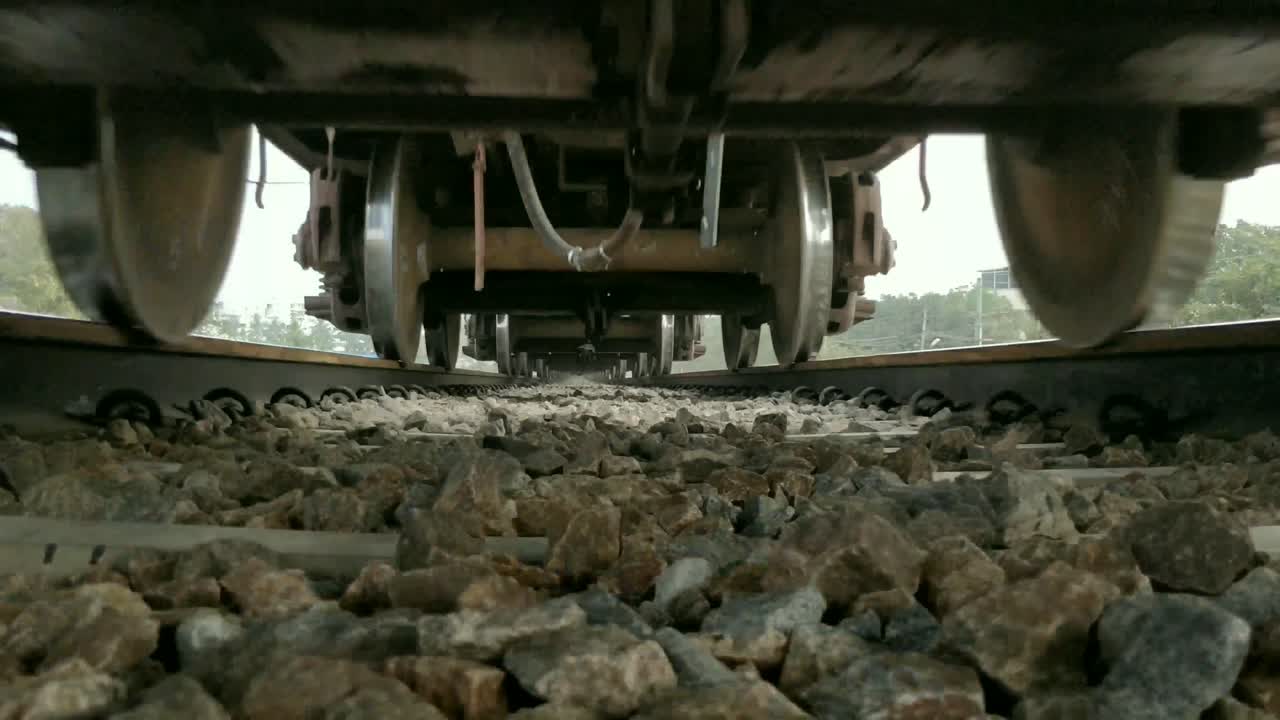 vídeo del tren pasando por las vías