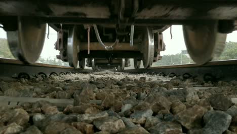 Video-De-Tren-Pasando-Por-Las-Vias