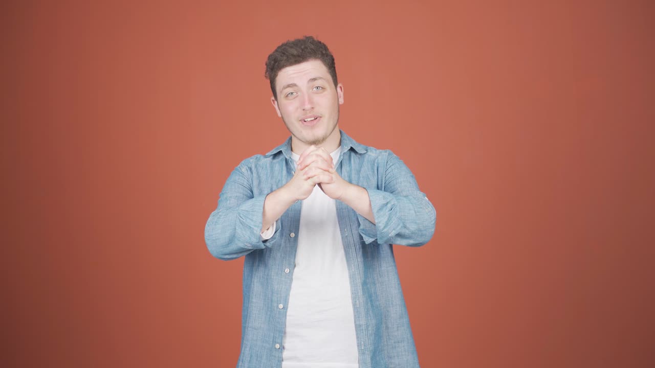 카메라를 보는 남자가 자신감을 나타 ⁇ 니다.