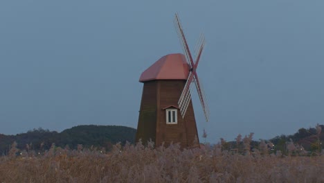 Windmühle-Auf-Dem-Feld,-Ländliches-Dorf,-Nahaufnahme