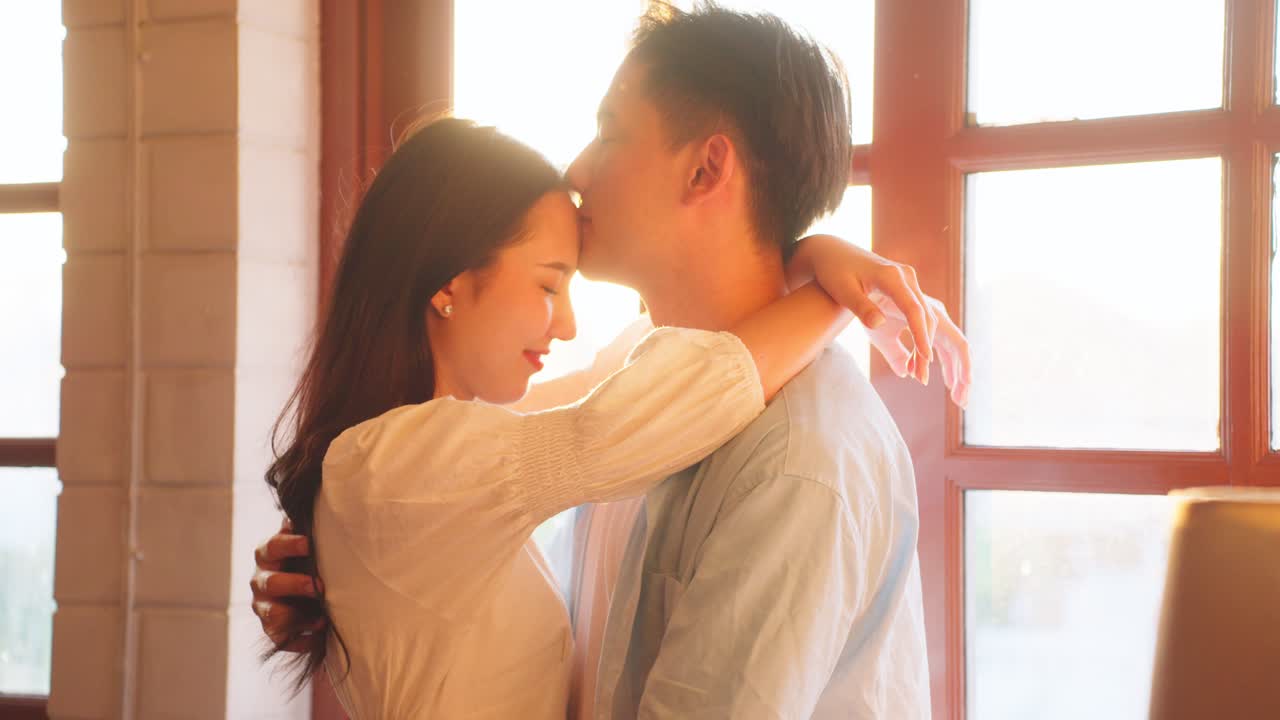 창문 에 있는 사랑에 빠진 커플