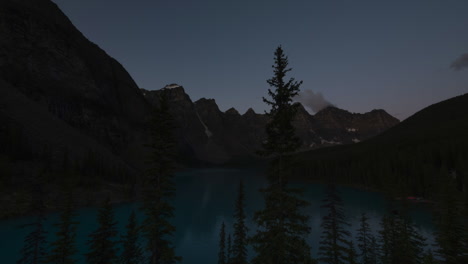 Zeitraffer-Des-Sonnenaufgangs-über-Dem-Moraine-Lake