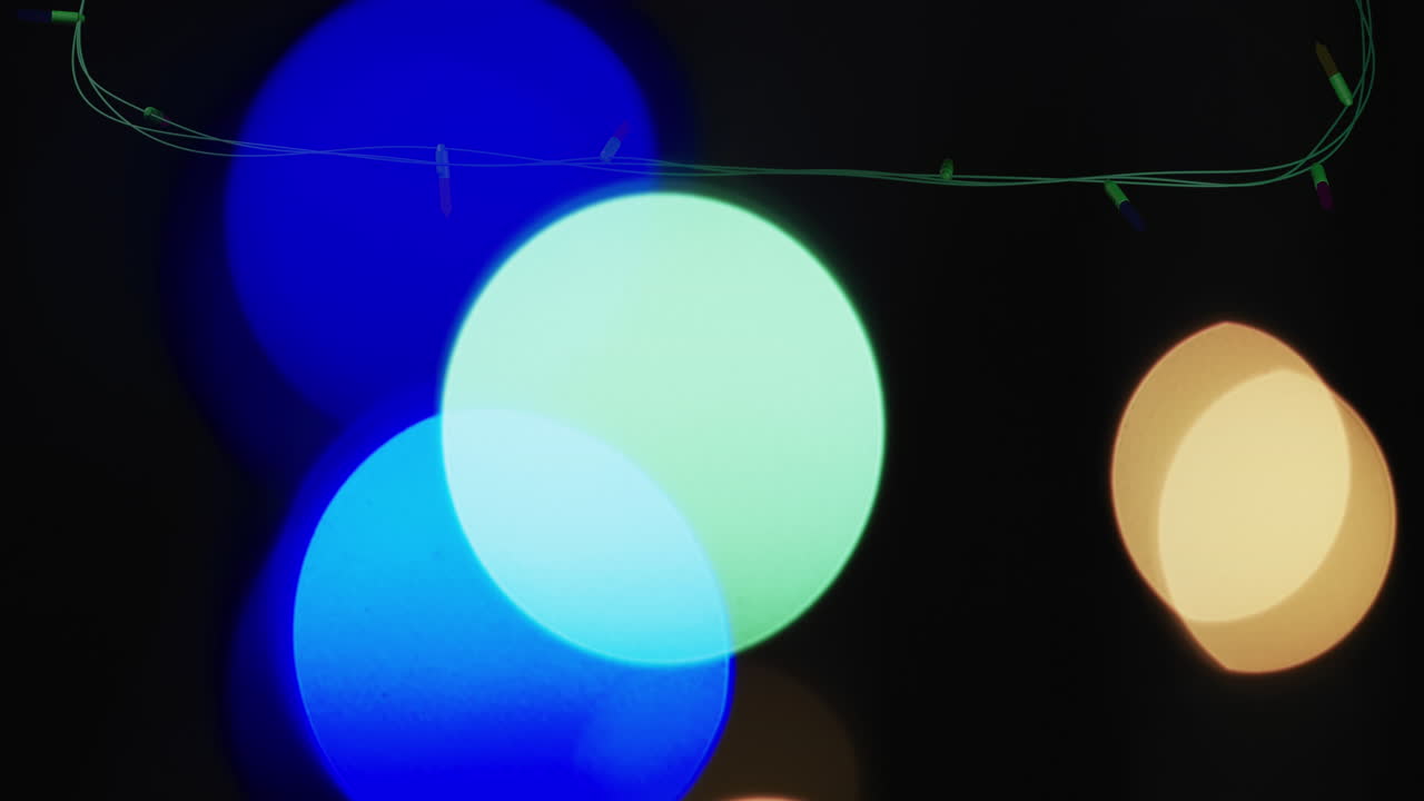 animación de luces de hadas parpadeantes sobre manchas de fondo claro