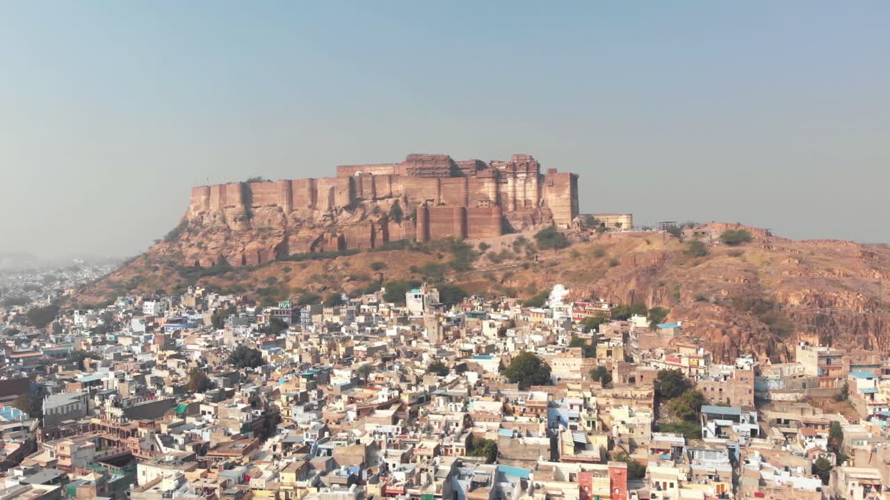 imágenes aéreas de un gran palacio en la cima de una colina sobre la gran ciudad de jodhpur, india