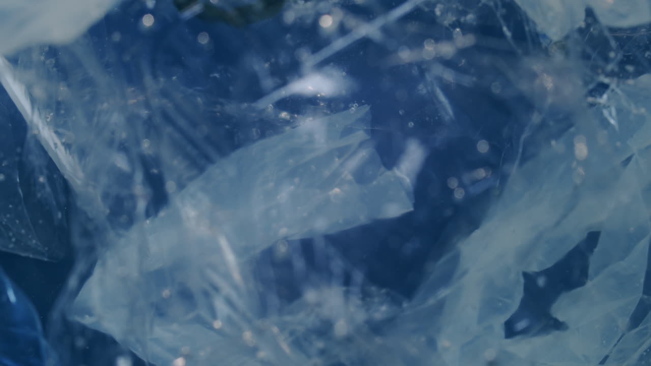 떠 다니는 플라스틱 쓰레기로 쓰레기 바다를 닫습니다.