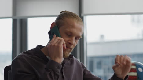 Aggressive-businessman-arguing-phone-office-closeup.-Nervous-man-gesturing-hands