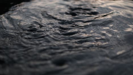 agua oscura moviéndose en cámara lenta