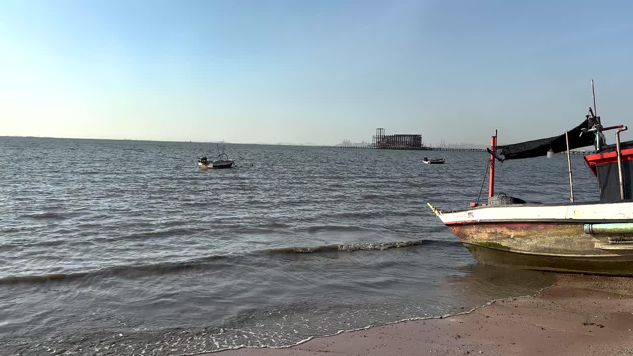 un barco se mueve hacia la orilla de la playa