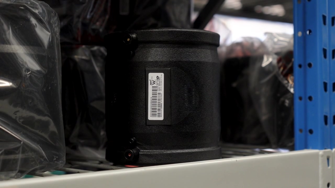 Elektroschweißmuffe für Rohre, die in einem Lagerregal gelagert werden. Schwarzes Kunststoff-Rohrverbindungsstück für sichere, leckdichte Verbindungen in der Wasserversorgungs-, Bewässerungs- und Gasleitungs-Infrastruktur.