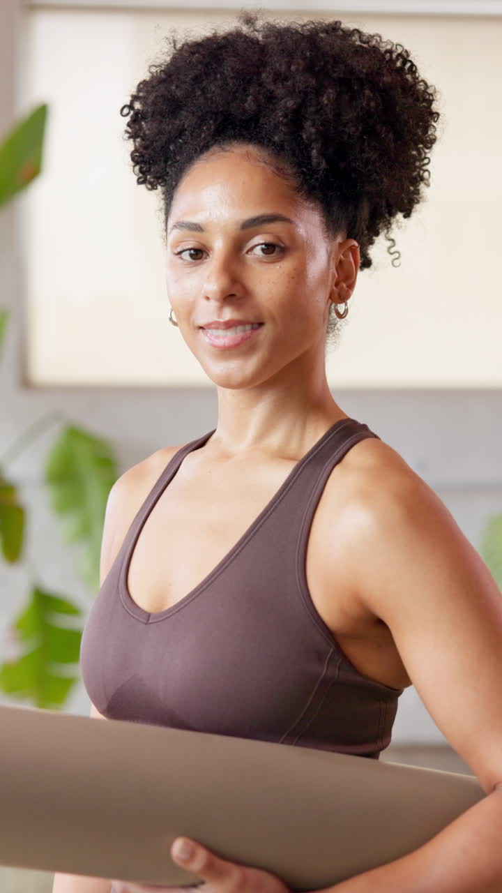 Retrato de uma mulher sorrindo com cabelo cacheado e top esportivo