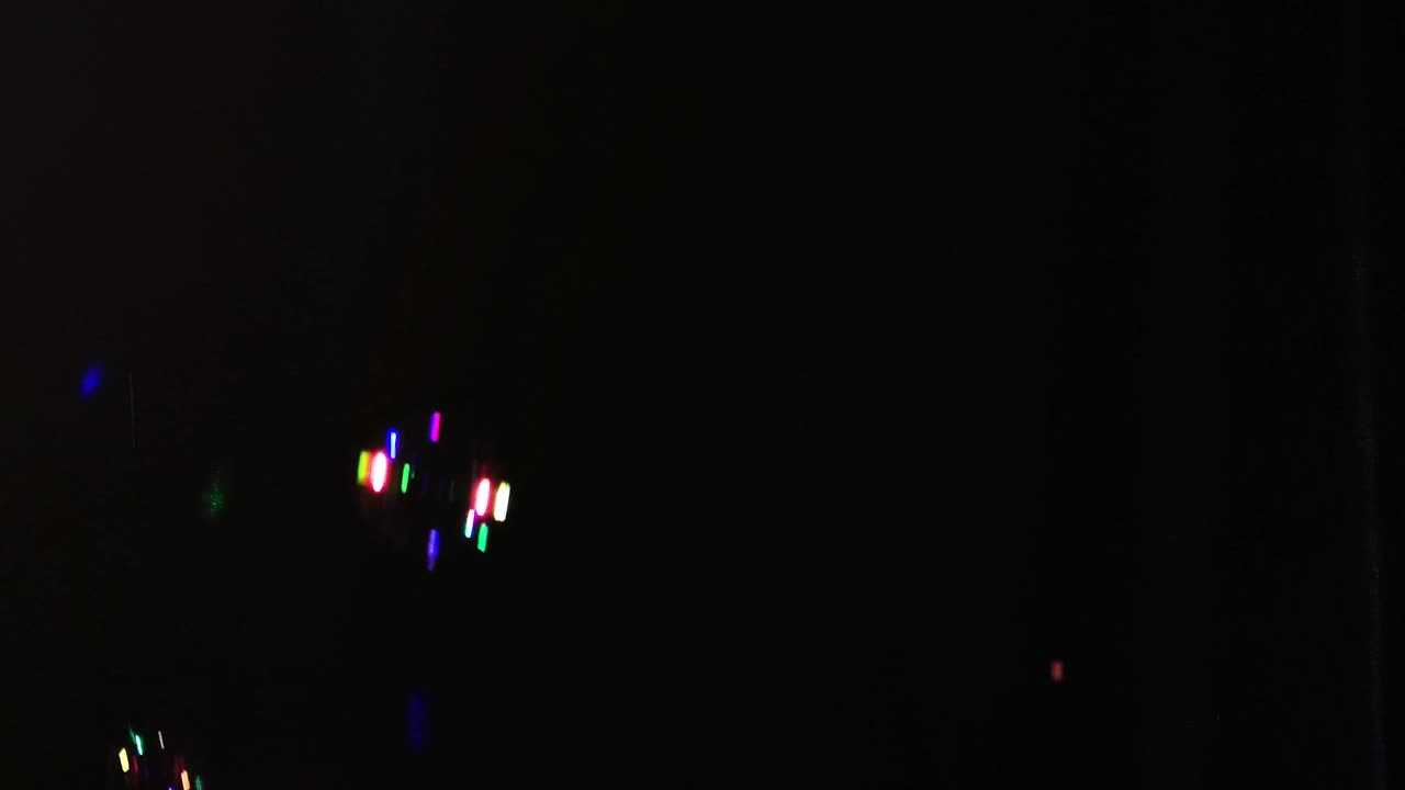 검은 바탕에 비누 거품이 날아갑니다.