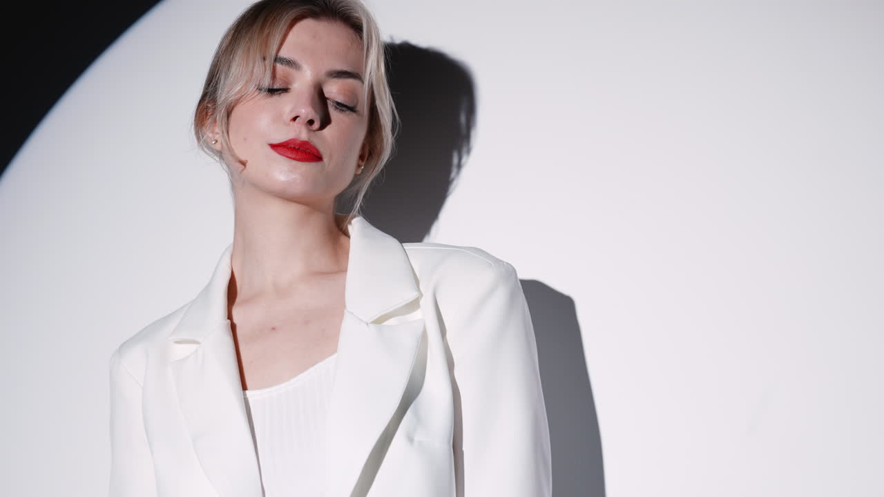 색 블레이저를 입은 세련된 여성