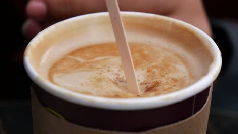 añadir azúcar a un latte