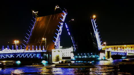ночной вид петербургского подъемного моста с лодками