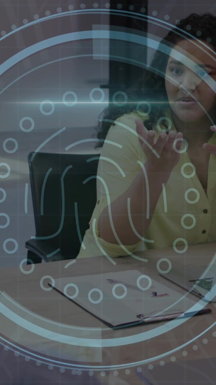 Animazione di testo sulla sicurezza informatica, icona dell'impronta digitale, donna di diversa etnia che discute con un collega in riunione