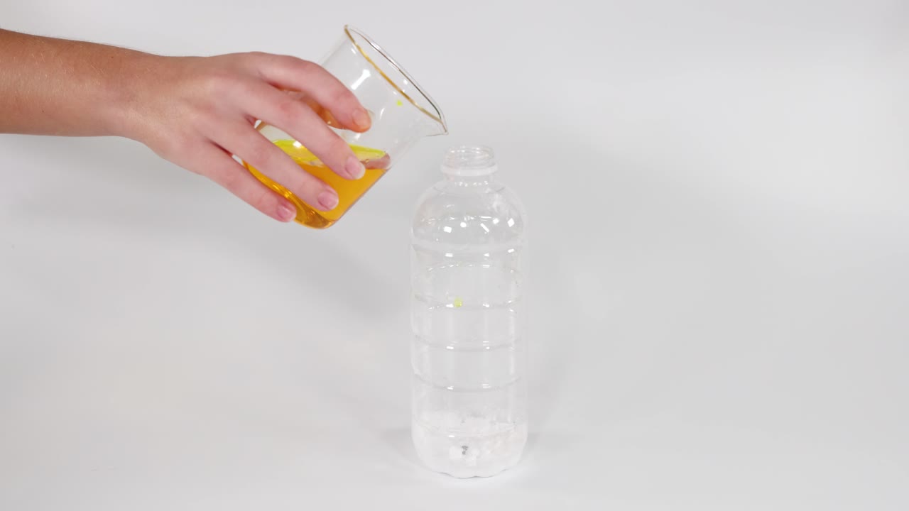 la reacción química infla el globo con líquido amarillo