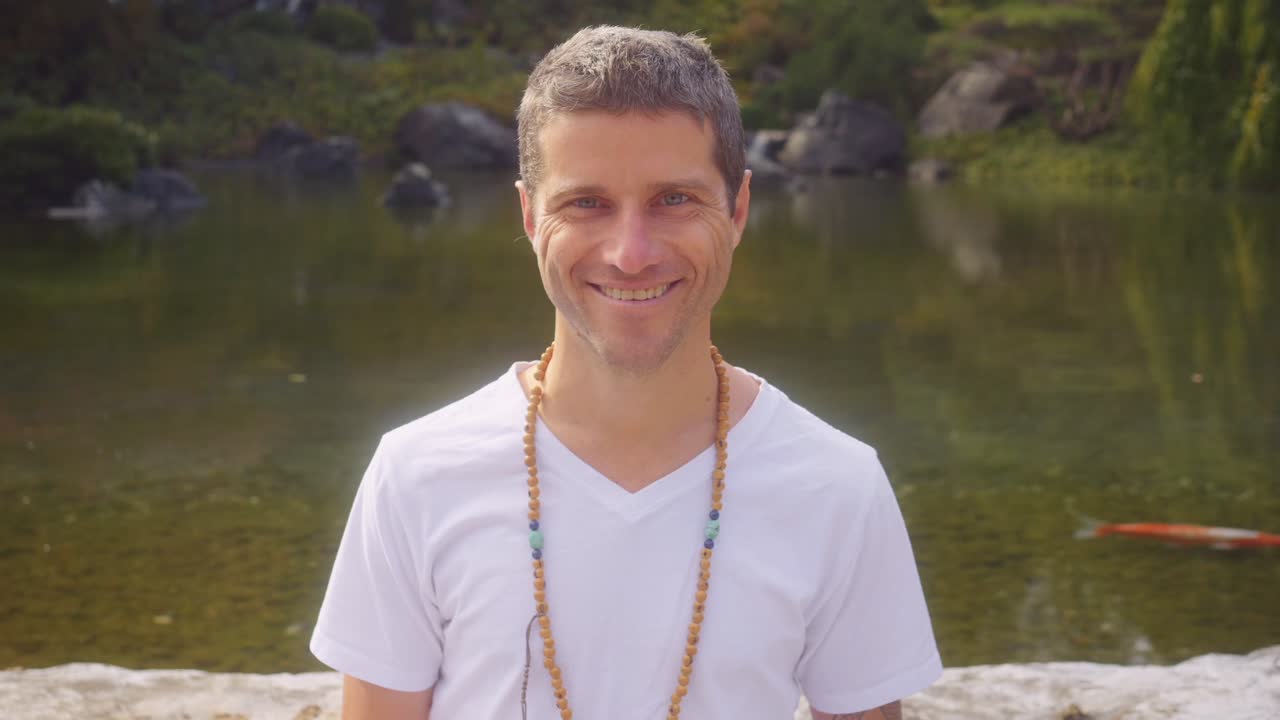 에 앉아 명상을 수행하는 백인 백인 남성