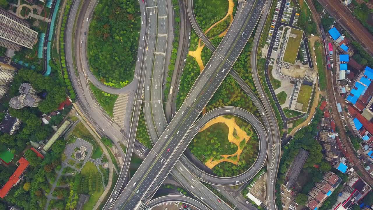 china hora del día paisaje de la ciudad de wuhan tráfico intersección de carreteras vista aérea superior 4k