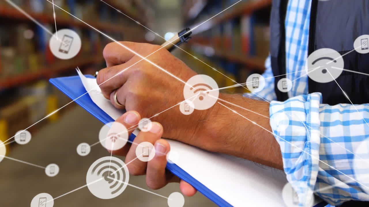 animación de redes de conexiones con iconos sobre el hombre que trabaja en el almacén