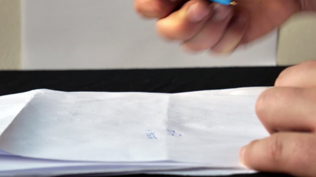 escribir una idea y arrugar el papel